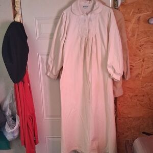 Apostrophe Cream Robe